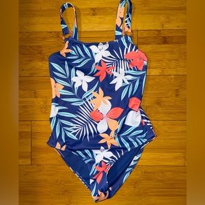 Girls size 12 Roxy swimsuit ❤️❤️‼️😍